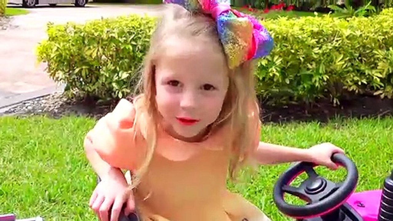 Stacy va à une fête avec ses amis.