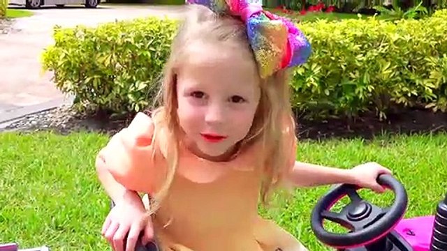 Stacy va à une fête avec ses amis.