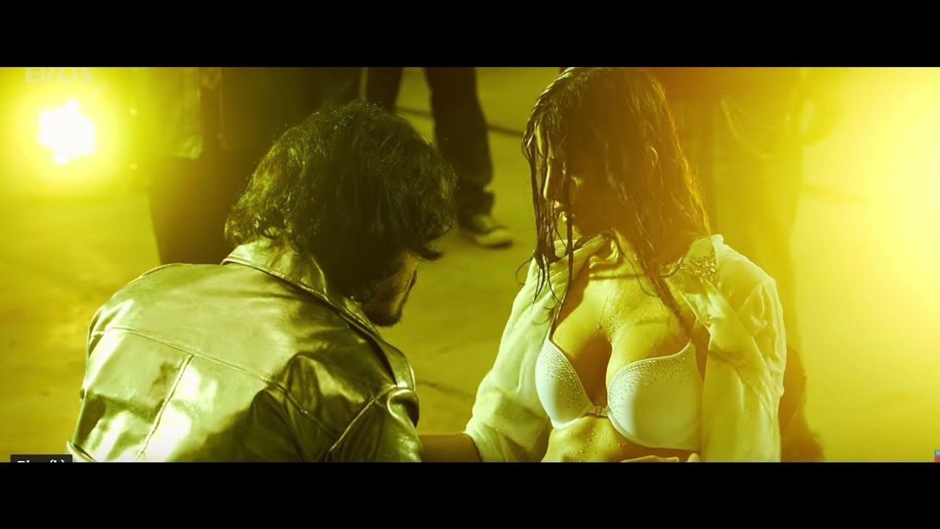 Bollywood actress shirt coming off - video Dailymotion