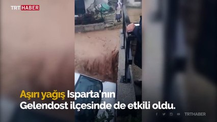 Isparta'da sağanak otomobili dereye sürükledi