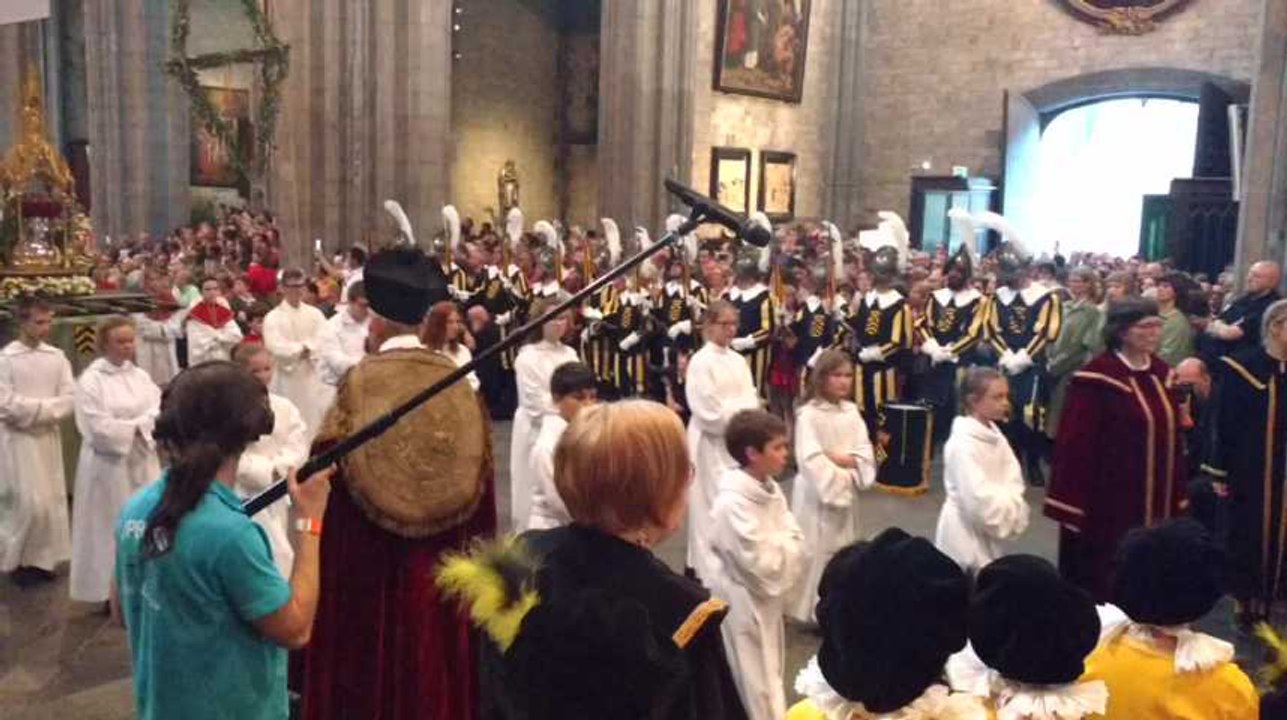 Ducasse de Mons 2019 : Procession de la châsse de Madame Sainte-Waudru dans la collégiale. Vidéo Éric Ghislain