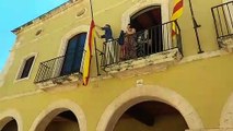 Un alcalde de ERC retira la bandera de España de la fachada del Ayuntamiento con gritos de 