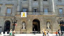 El Ayuntamiento de Barcelona vuelve a lucir un lazo amarillo en su fachada