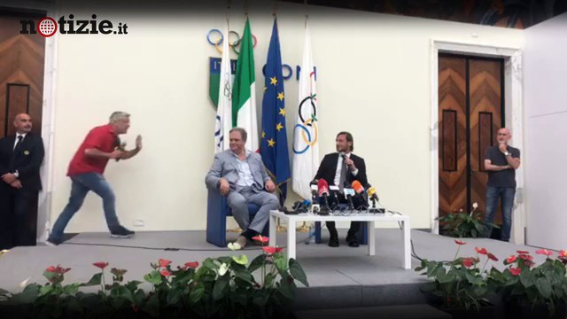 Addio Totti, il bacio di Enrico Lucci: Tu sei inattaccabile | Notizie.it