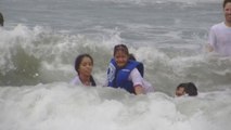 Personas con discapacidad surfean en las playas de Acapulco