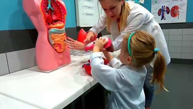Jouer le rôle des enfants dans le centre de les jouer de façon interactive les enfants en plein air