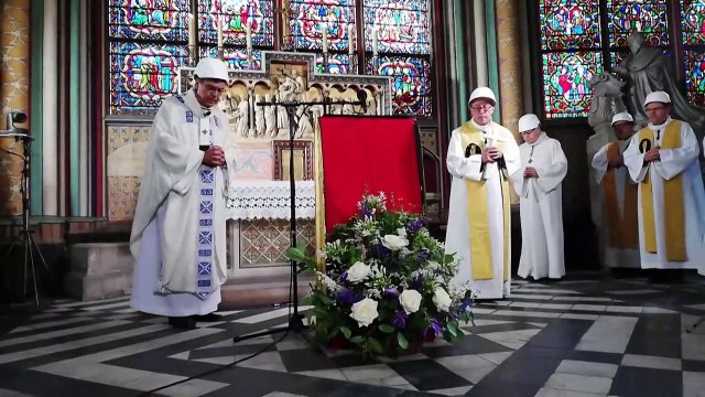 Notre Dame de París albergó su primera misa tras incendio
