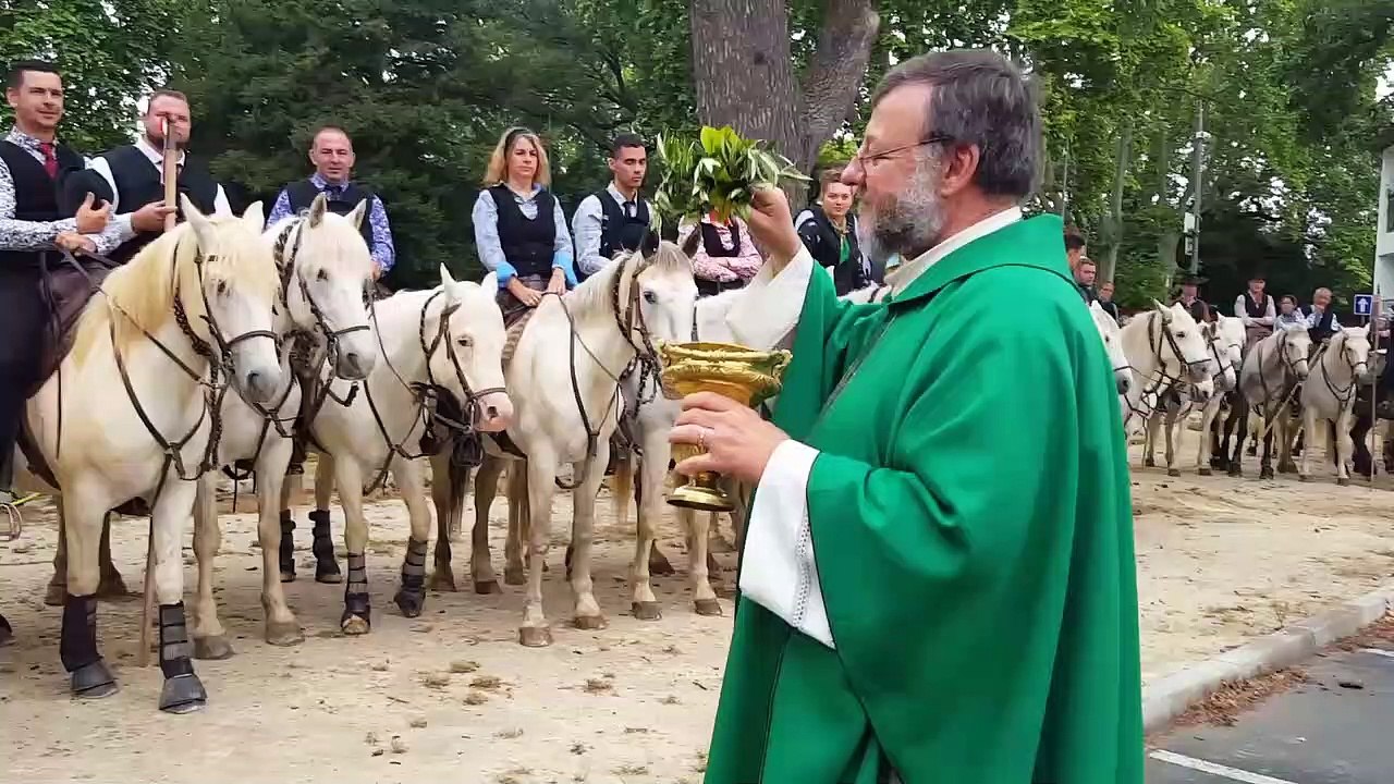 Saint-Brès : bénédiction des gardians après la messe  provençale