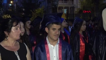 ANTALYA OKULUN TEK GÖRME ENGELLİSİ DENİZ, BİRİNCİLİKLE MEZUN OLDU