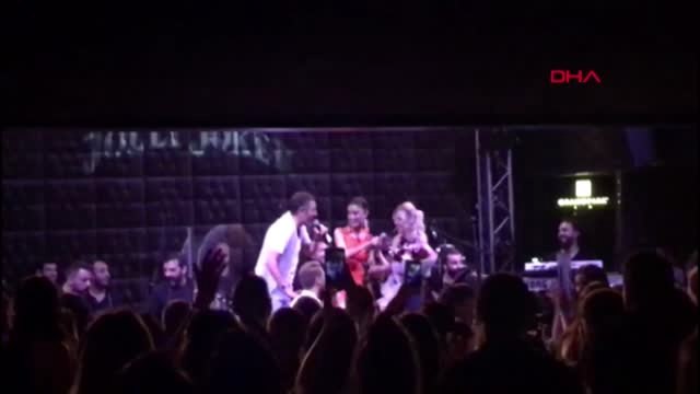 ANTALYA SAHNEDEKİ SÜRPRİZ EVLENME TEKLİFİNDEN ETKİLENEN HAKAN ALTUN BEN DE EVLENMEK İSTİYORUM ARTIK