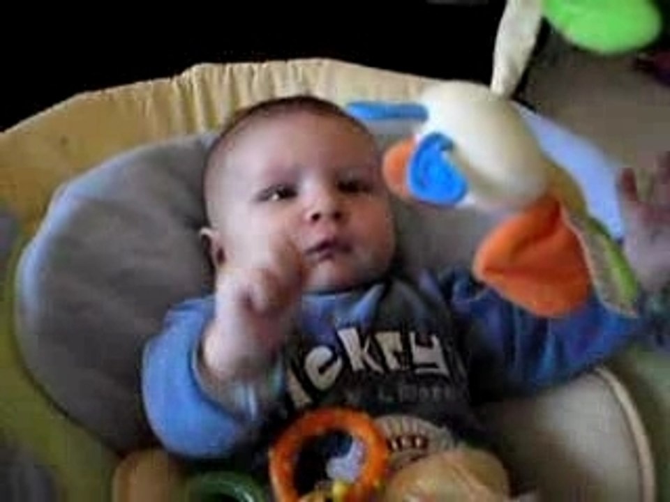 Nathan découvre ses mains !