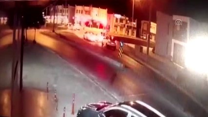 Kamyonetle otomobilin çarpışması güvenlik kamerasına yansıdı