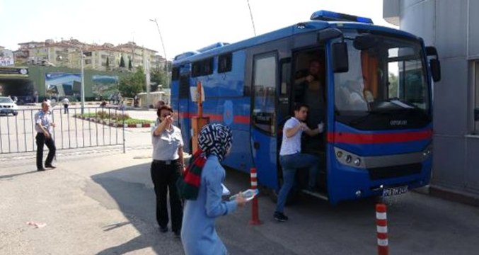 YKS'ye geç kalan adaylar cezaevi nakil aracı ve polis otosuyla sınava yetiştirildi
