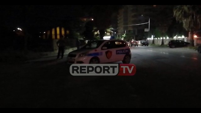 Zihen dy të rinj në Lushnje, përdorin armën në shëtitore/ Plumbat bien mbi makinat e parkuara