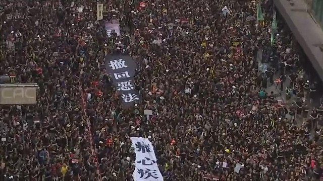 Χονγκ Κονγκ: Δεν υποχωρούν οι διαδηλωτές