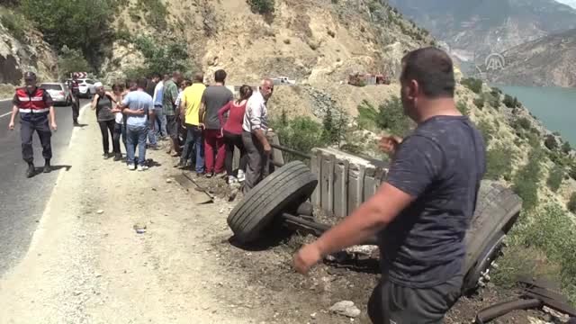 Kamyon uçuruma yuvarlandı: 1 ölü, 8 yaralı