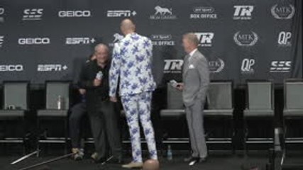 'لقطة: ملاكمة: فوري يحتفل بالفوز من خلال غناء "أميركان باي