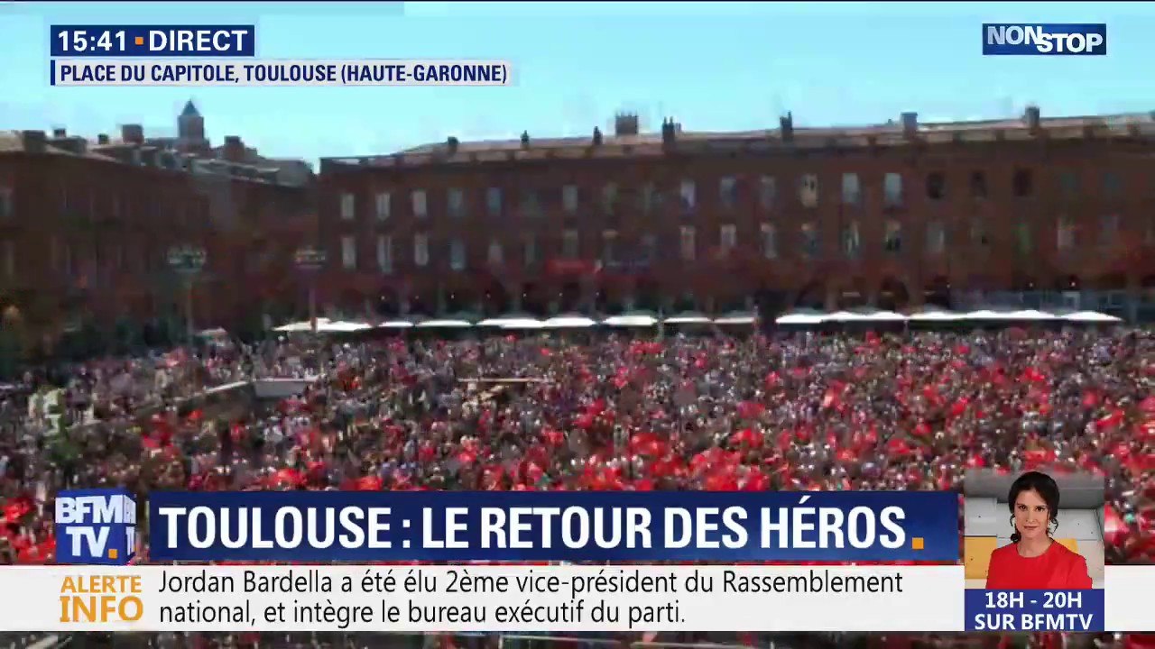 La place du Capitole noire de monde pour accueillir les joueurs du Stade Toulousain