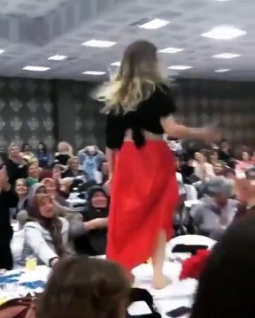 Düğünde Roman havası çalınca kendinden geçen kız