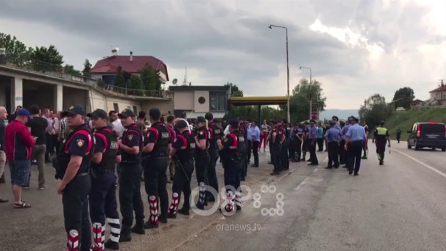 RTV Ora - Mbështetës të opozitës presin Ramën në aksin Korçë-Pogradec