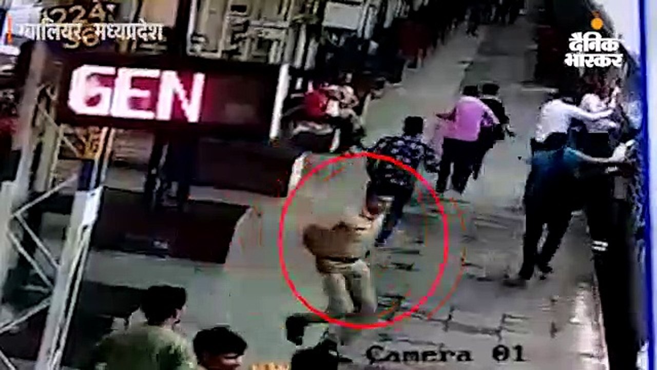 कांस्टेबल ने जान जोखिम में डालकर ट्रेन में फंसे बुजुर्ग को बचाया