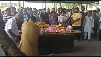 12 वर्षीय बेटी ने दी पिता को मुखाग्नि