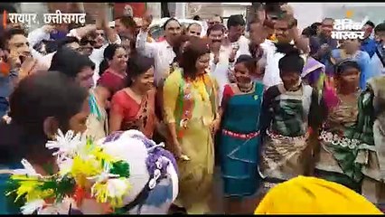 रेणुका सिंह ने आदिवासी दल के साथ किया डांस