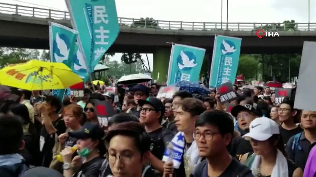 - Hong Kong Lideri Halktan Özür Diledi