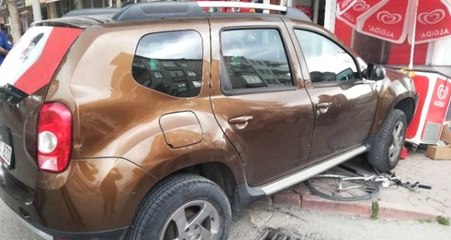 Freni boşalan cip, bisikleti altına alıp dondurma dolabına çarptı