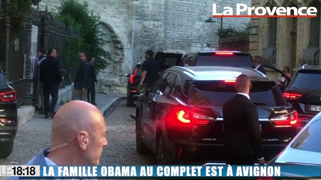 Barack Obama salue la foule devant le Palais des papes, les passants témoignent