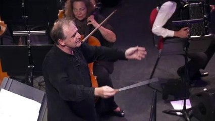 "Piaf symphonique" triomphe dans un opéra comble et comblé à Nice