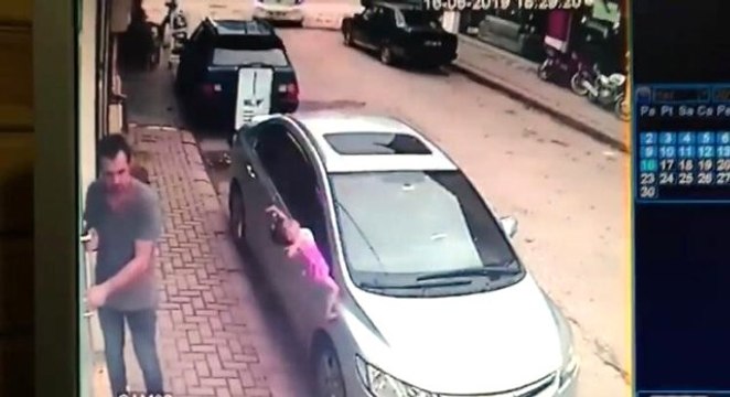 2 yaşındaki çocuk 3'üncü kattan beton zemine çakıldı