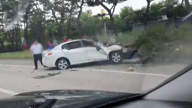 승용차, 고속도로 경계석 충돌...3명 경상 / YTN