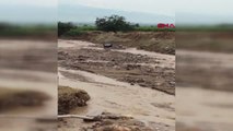 MANİSA Alaşehir'de sel suları 2 traktörü yuttu