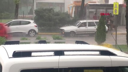 ESKİŞEHİR'DE 15 DAKİKALIK YAĞIŞ KENTİ FELÇ ETTİ