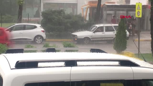 ESKİŞEHİR'DE 15 DAKİKALIK YAĞIŞ KENTİ FELÇ ETTİ