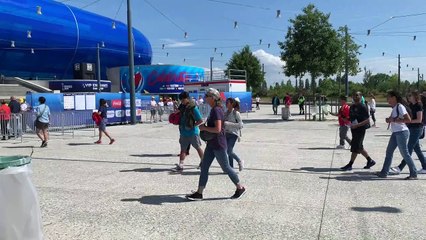 España-China: Ambiente en la Previa en los Exteriores del Stade Océan