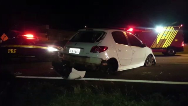 Jovem fica ferido após capotar Peugeot na BR-467