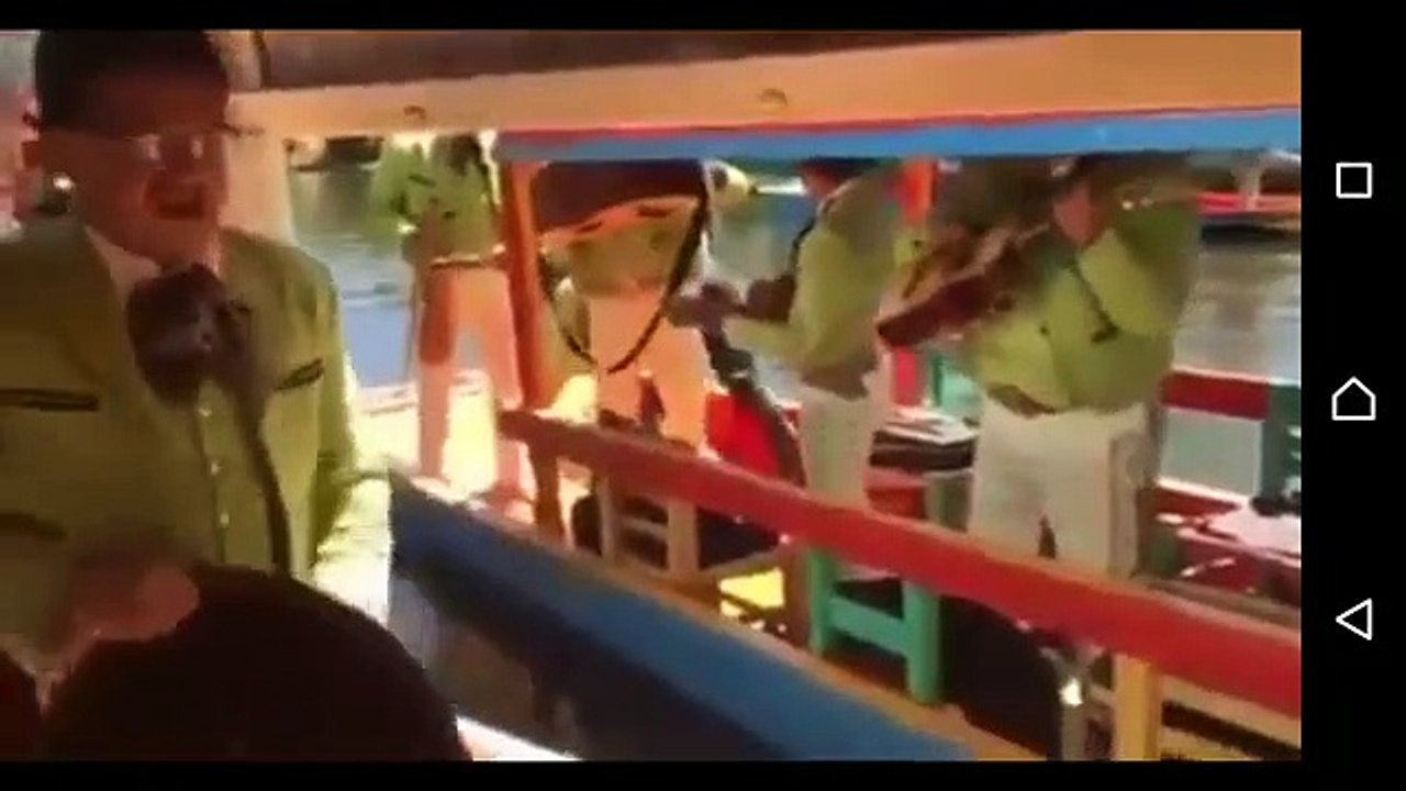 Mariachi  cae al Agua - Si te ríes ganas