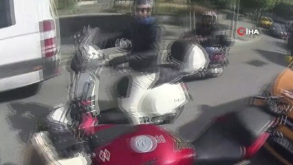 Taksici ile motosikletlinin “plaka yamuldu” kavgası kamerada