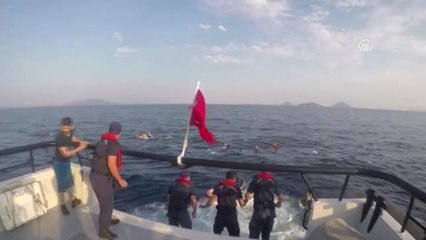 Bodrum açıklarında düzensiz göçmenleri taşıyan tekne battı, 31 kişi kurtarıldı (2)