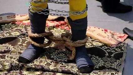 ساحر هندي مفقود بعد فشله من التحرر من سلاسل في نهر الغانج