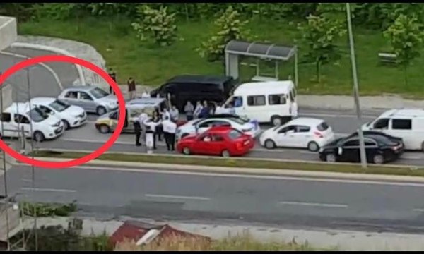 Magandalar, yolu kapatıp oyun oynadılar