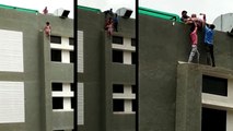 सरकारी अस्पताल की छत से कूद रही महिला की चौकीदार की चतुराई से जान बची, देखें VIDEO