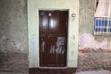 Evde kız kardeşiyle yabancı bir adam görünce dehşet saçtı