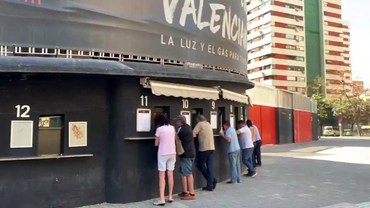 Aficionados en las taquillas de Mestalla para r...