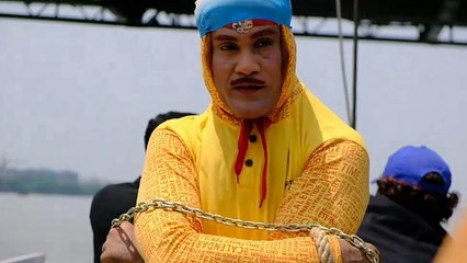 فيديو: وانقلب السحر على "الساحر"... هندي غطس في النهر مقيّدا بالسلاسل فدخل ولم يعد