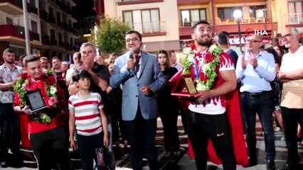 Çan’da Avrupa Şampiyonu güreşçisine coşkulu karşılama