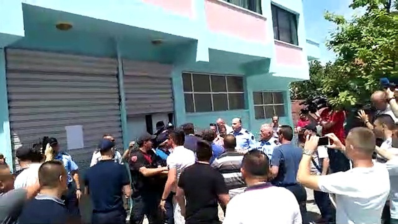 Video/ Momenti kur policia përplaset me qytetarët e Shkodrës