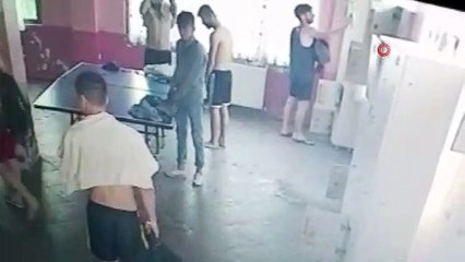 Yüzme havuzuna giren vatandaşın telefonunu böyle çaldı